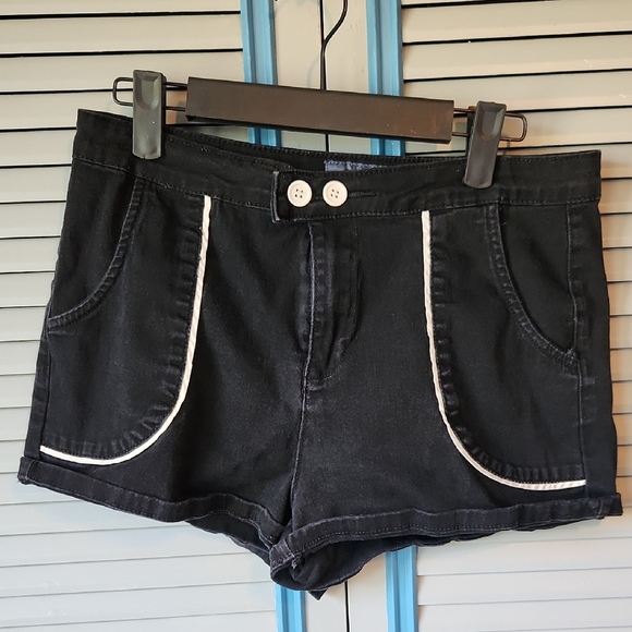 ModCloth Black & White Retro-Trim Shorts - Picture 1 of 13
